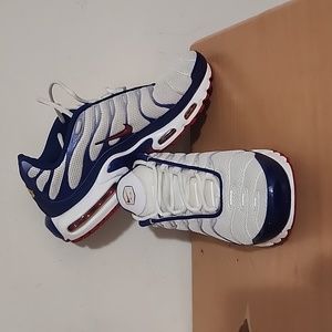 Nike AIR MAX PLUS SIZE 10 WHITE, GYM RED AND BLUE. EXCELLENT USED CONDITION.